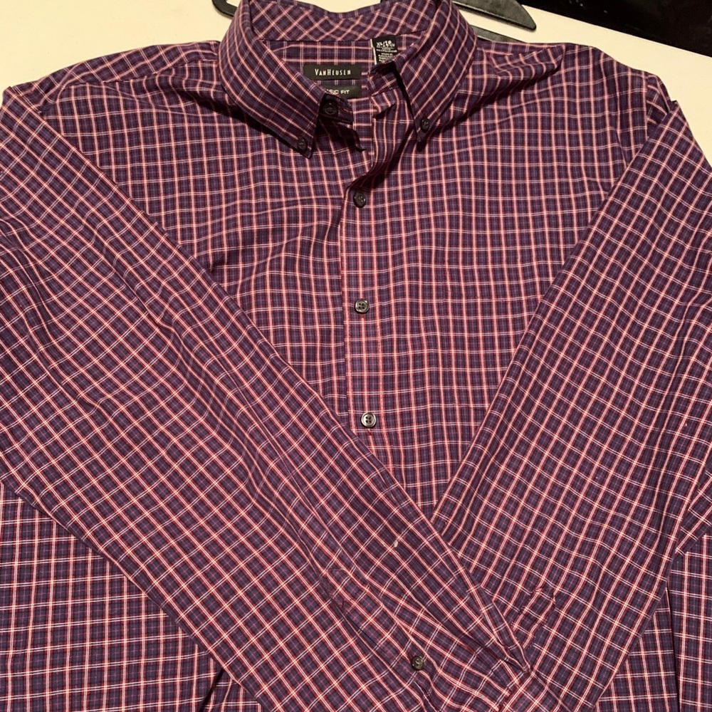 Casual VanHeusen shirt, button-down collar.